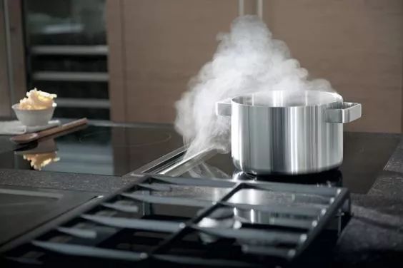 锅盖倒扣在锅上，去盘子异味……这些妙招没想到这么实用！