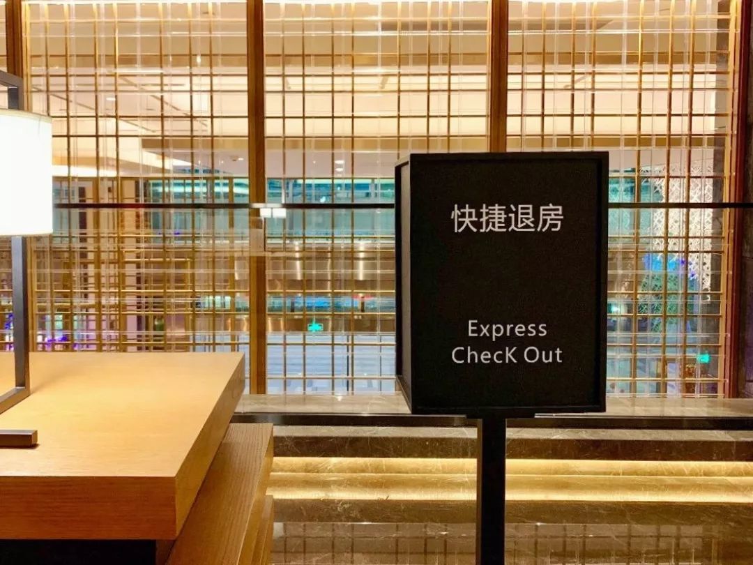 洗澡喝酒躺着看飞机!深圳机场这家奢华酒店“转机星人”务必了解一下!