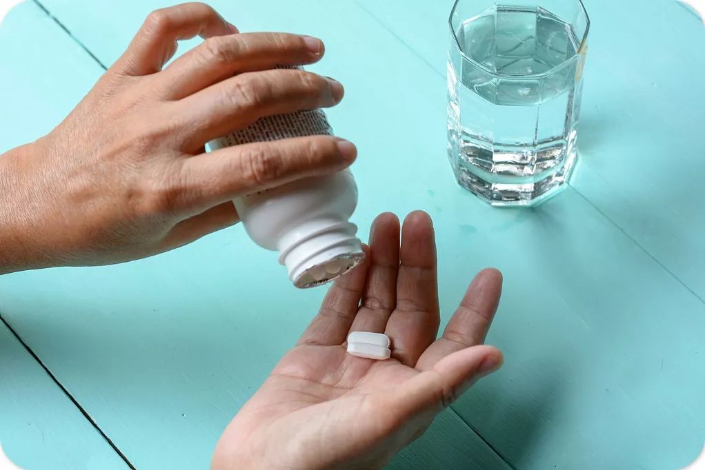 新生儿宝宝发烧怎么办,发烧应该喝热水还是冷水