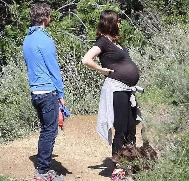 扫墓别拍肩膀,扫墓不要在别人墓前乱讲话