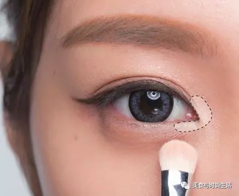 温柔又元气的杏粉色妆容,粉色系光泽感妆容