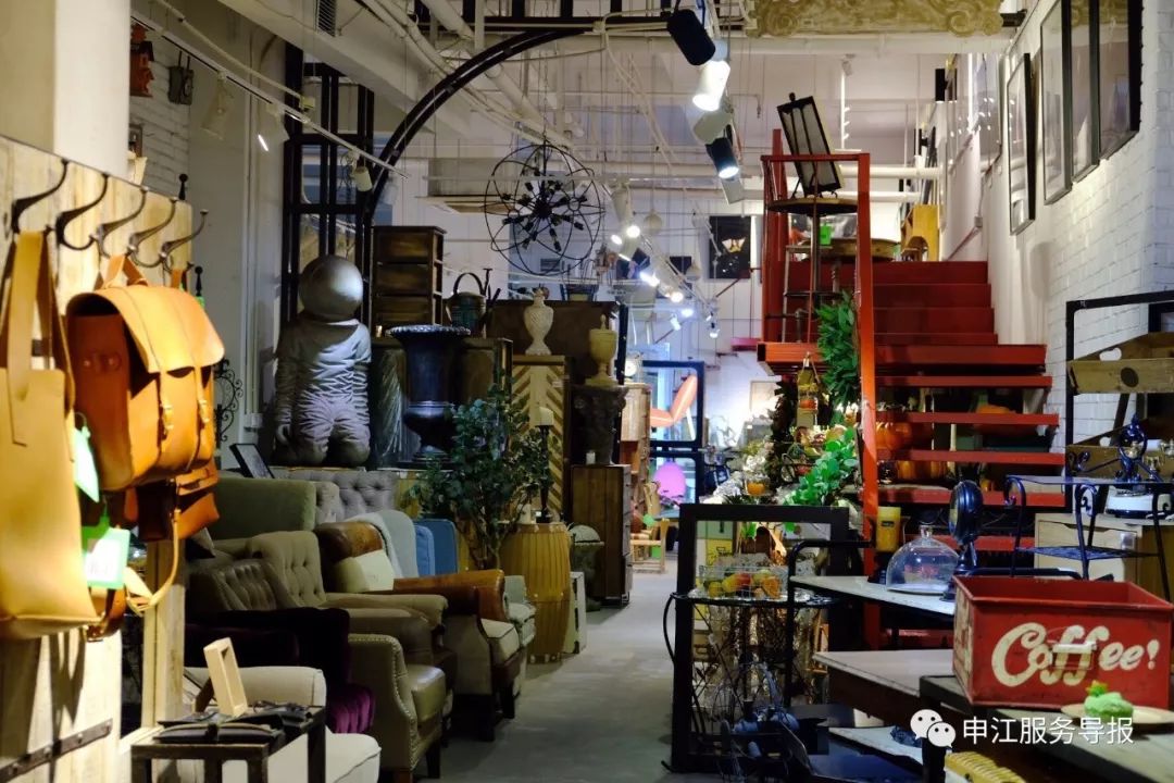 非常隐蔽的秘密基地藏在地板下,神秘的仓库到底隐藏着什么秘密