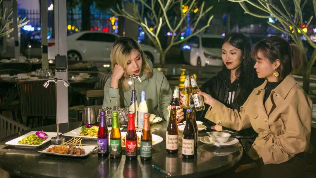 4折从四川吃到广东！我左手拿麦，右手啤酒，在这个“千面餐厅”里嗨到凌晨？