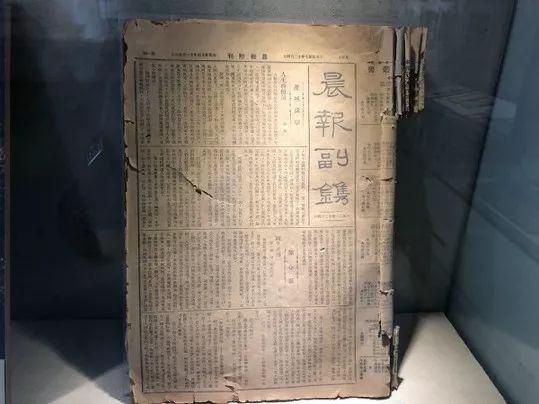 为什么书籍存放时间久了纸张会泛黄？