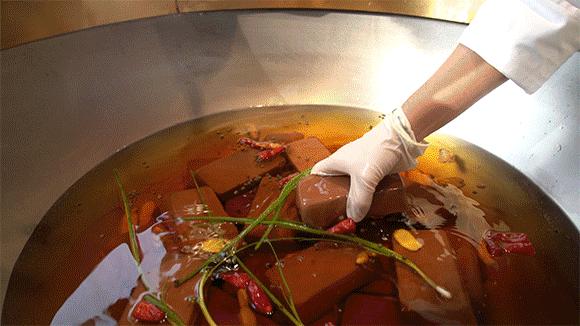 谭鸭血24小时营业,日均排队3h的谭鸭血来宁波了