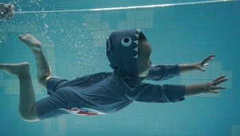 亲子游泳上万元游泳课值不值得学,几百元一节的亲子游泳课值吗