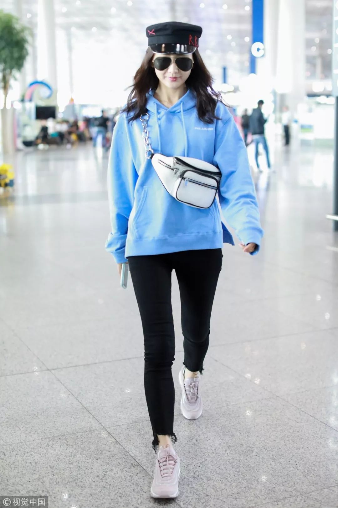 杨幂穿粉色卫衣配紧身运动裤,杨幂穿白色紧身裤穿搭