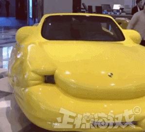 正经GIF囧图:女人不要和男人比骚,地铁上的泳装让人把持不住