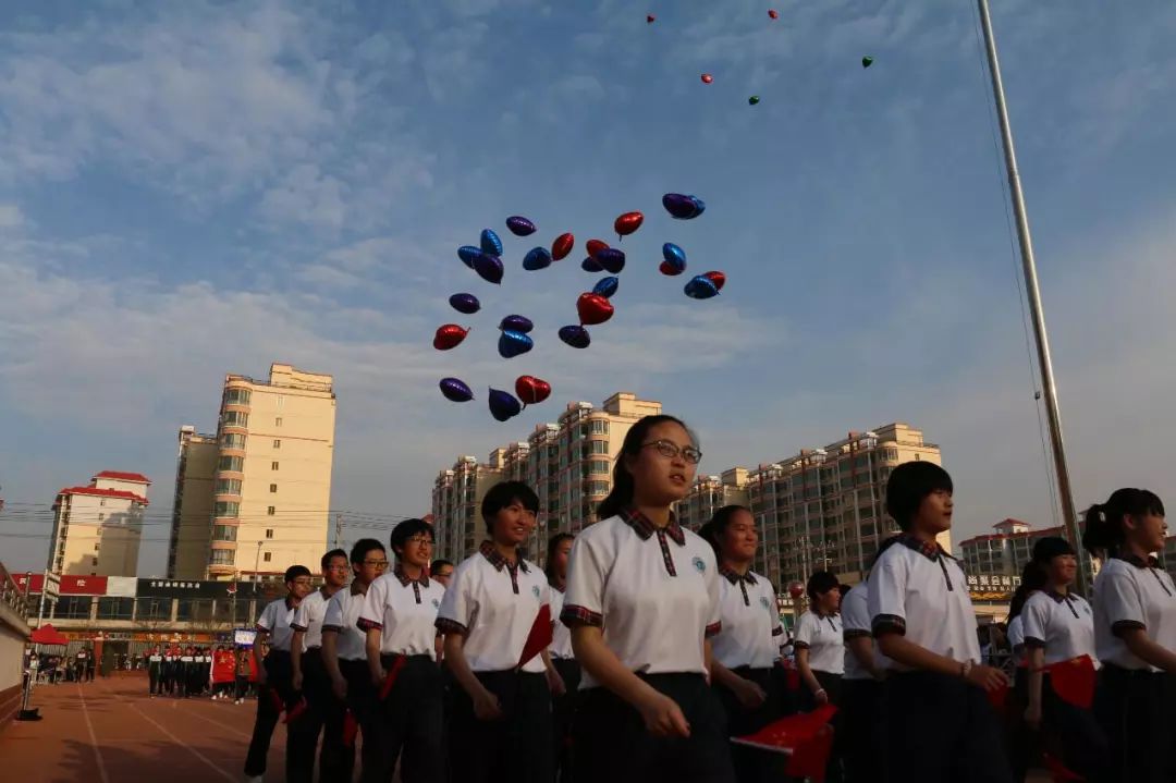定格精彩瞬间彰显体育精神,丹棱中学60届田径运动会精彩瞬间