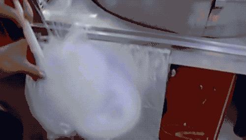 看过游乐园必备棉花糖机!开始思考棉花糖是怎么被卷成「云朵」的...