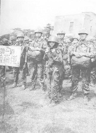 中国第一女空降兵向故乡捐款,中国首位空降女兵捐款