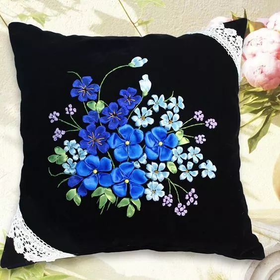 抱枕买个纯色的就够，这样缝几针，要多美有多美！