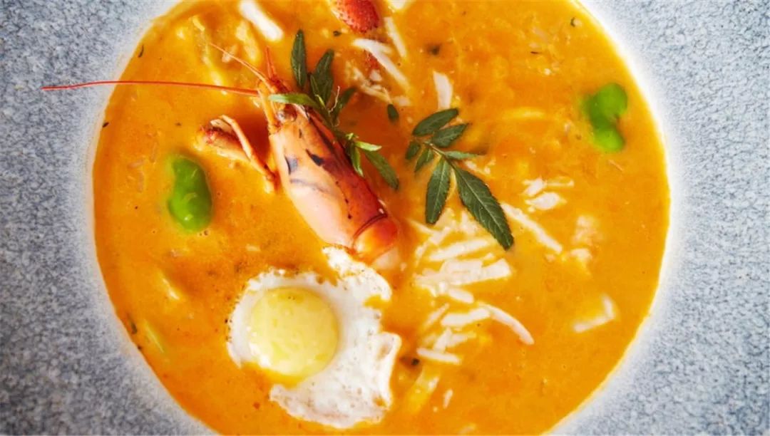 从此，LV不仅可以用来背，还可以用来睡…