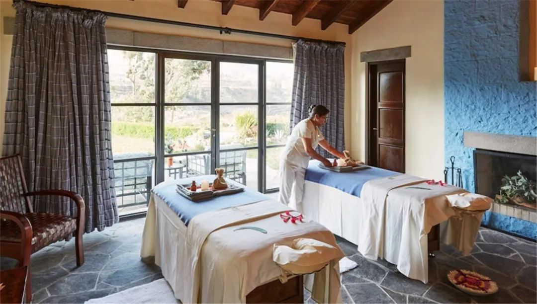 从此，LV不仅可以用来背，还可以用来睡…