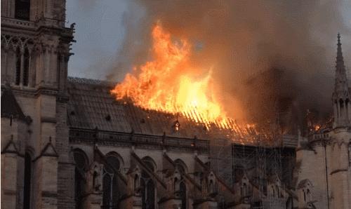 巴黎圣母院是如何被烧毁的,巴黎圣母院失去教堂功能多年