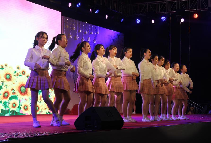 展示青春风采宜宾市一中第28届体育艺术节开幕