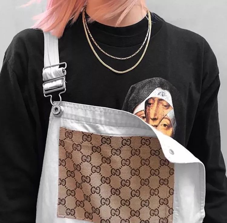 买假名牌的女孩,买假货的女生