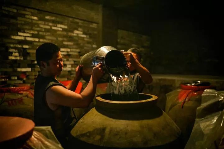 别感叹空留遗憾,趁现在带上好酒陪父亲喝两杯