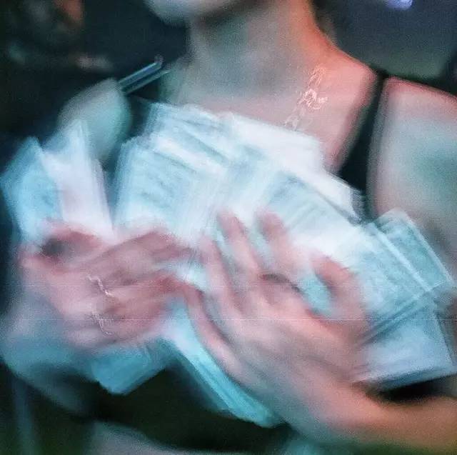 穷得花呗都还不起,没钱吃饭都要穿aj