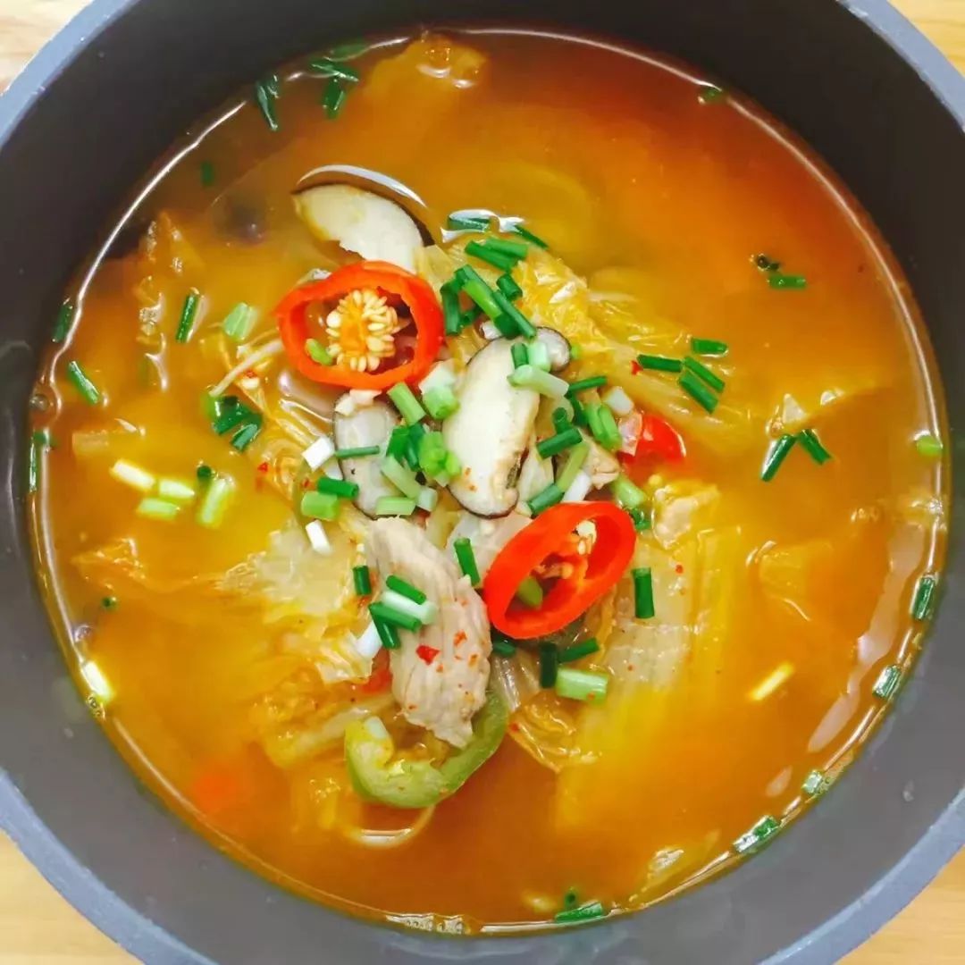 她连续三年，走遍大半个韩国学习传统泡菜，改良后的泡菜，要排单一个星期以上才能买到！