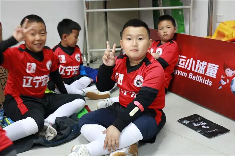 成都蓉城主场比赛球童,足球比赛开场球童手拉手视频