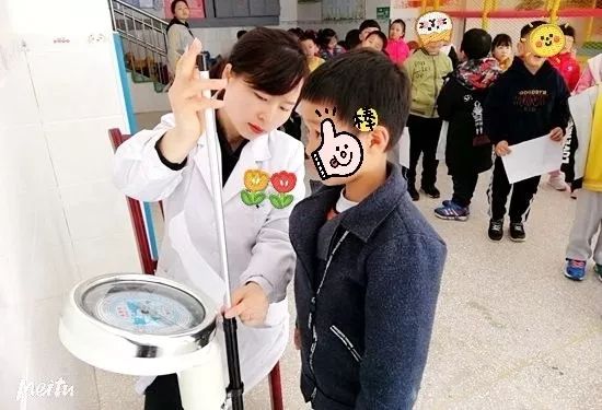 警惕孩子出现这种症状尽快就医,孩子出现这些小动作千万别大意