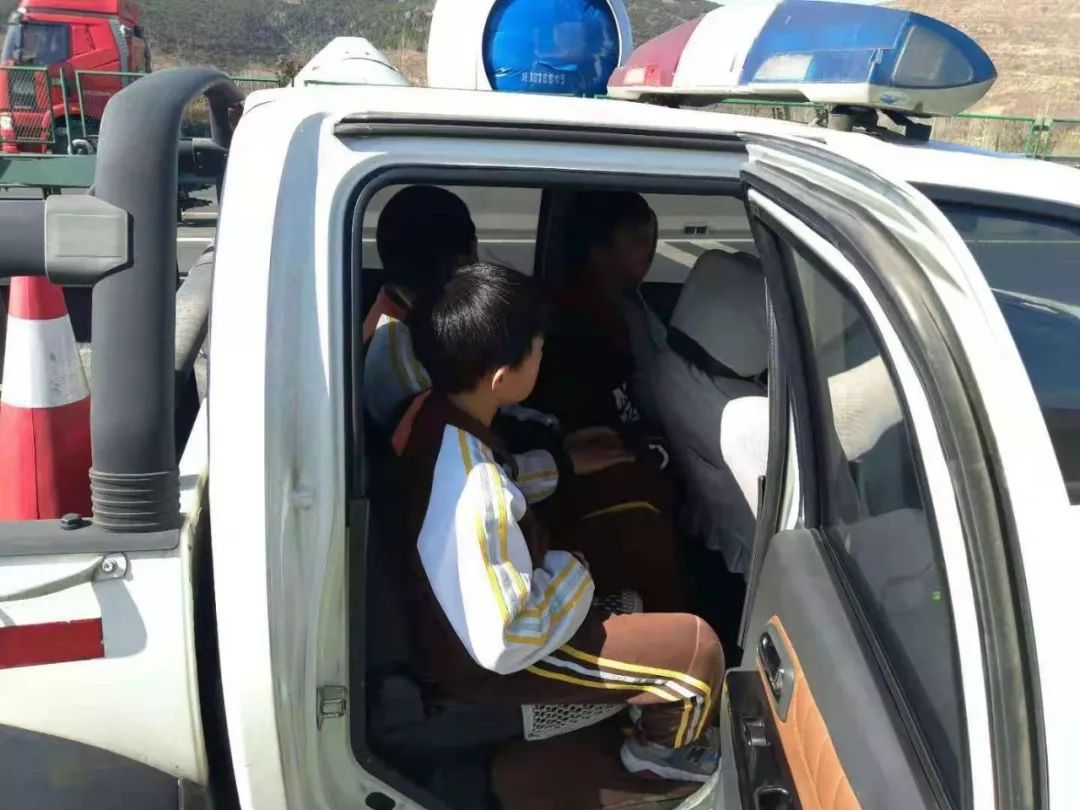 7岁男孩开奥迪上路视频,亲生父亲让7岁儿子开奥迪上路