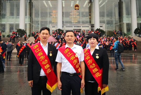 向劳动模范们致敬,向全国所有的劳动模范致敬