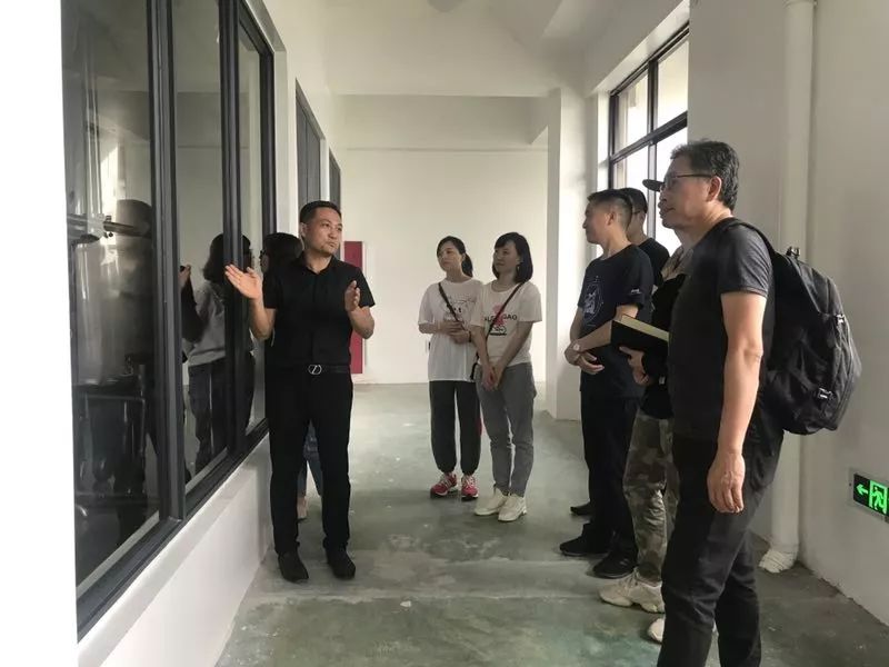 向劳动模范们致敬,向全国所有的劳动模范致敬