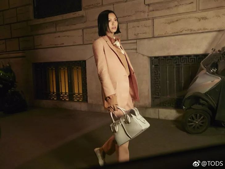 寰嬫斂淇忎匠浜篴j,寰嬫斂淇忎匠浜洪噷闈㈢殑elle