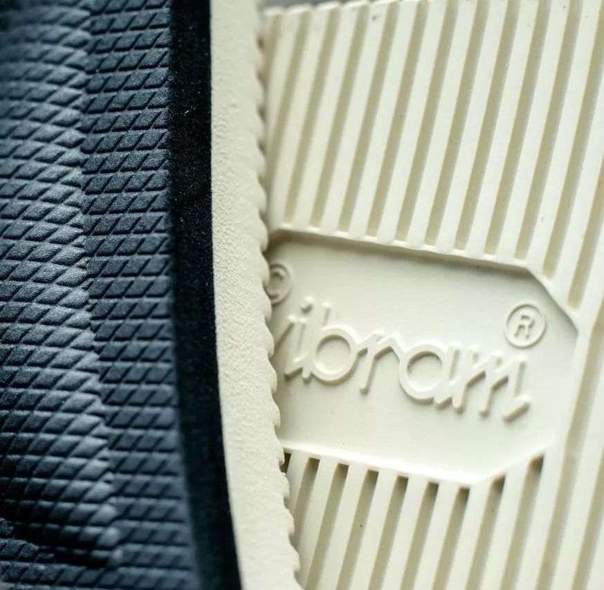 百褶裙搭配老爹凉鞋,秋冬新款时尚拼接百褶裙