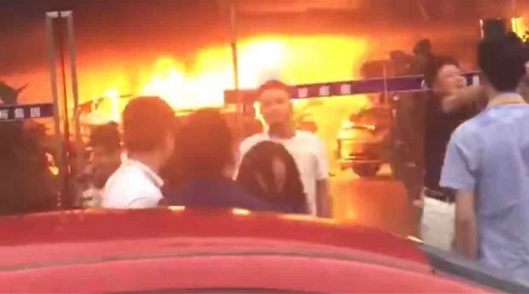 东莞男子纵火烧车行,纵火烧车男子