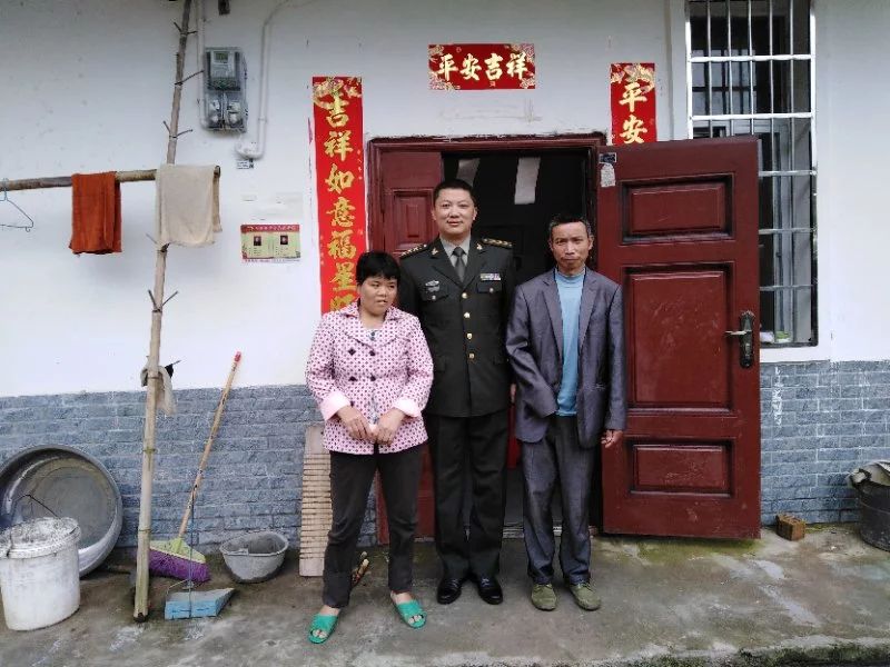 这位人武部政委“书和本子随身带”