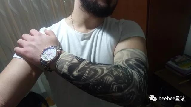 阿里速卖通上的纹身袖套在国外炸了，傻老外的买家秀简直令人入魔