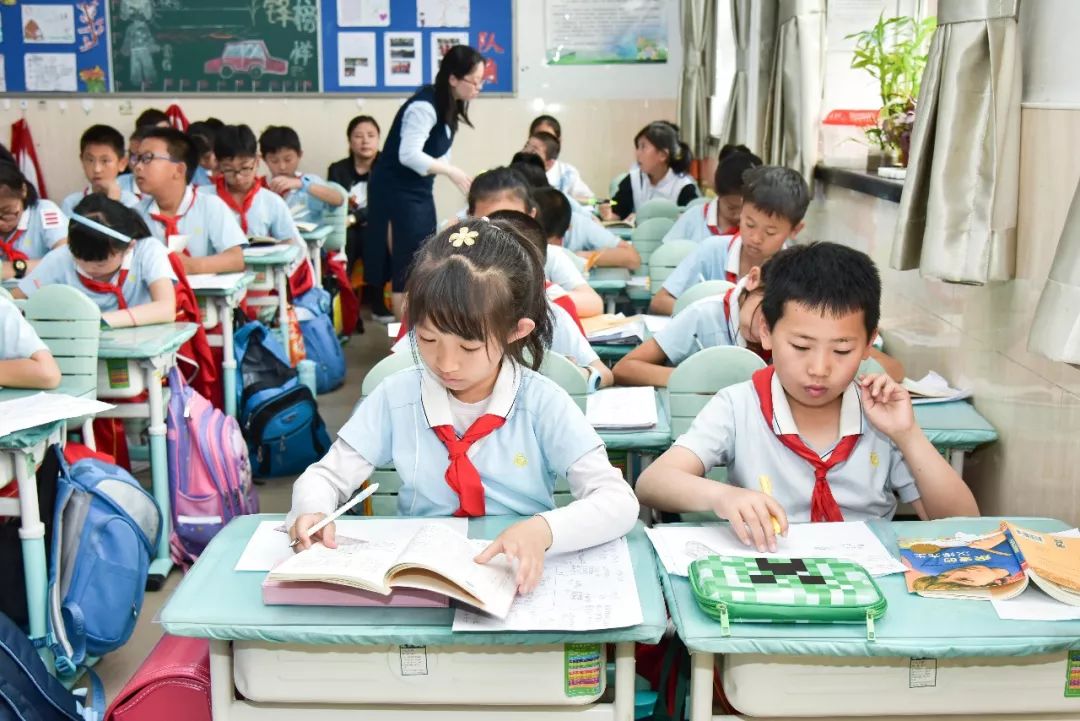 小而精致的校门,小而精校园