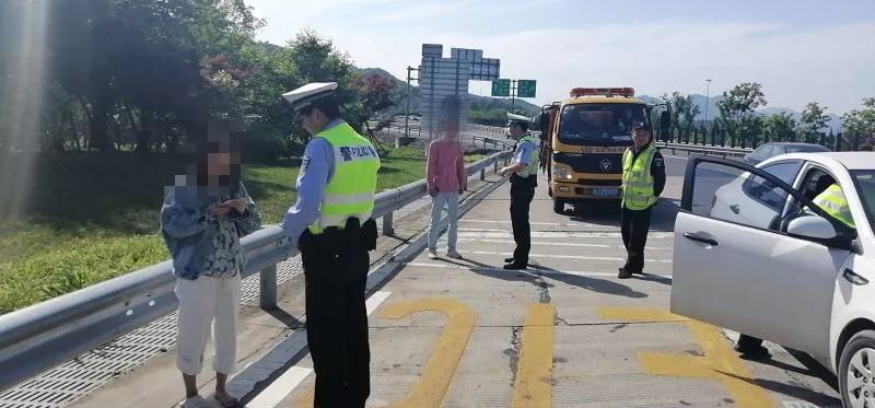 浙江温州醉酒男子当街拉扯女孩,浙江一男子拿刀挟持女子