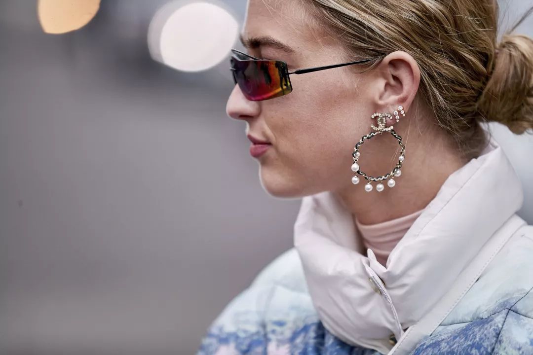 都在看MetGala的群魔乱舞,我却被哈卷的珍珠耳环给吸走!