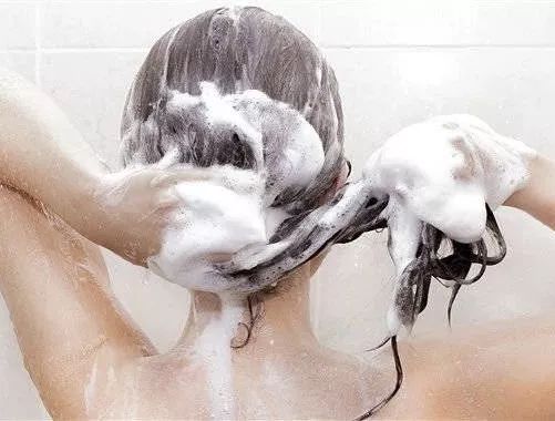 美人计|朴信惠和允儿的发色真显肤白啊！