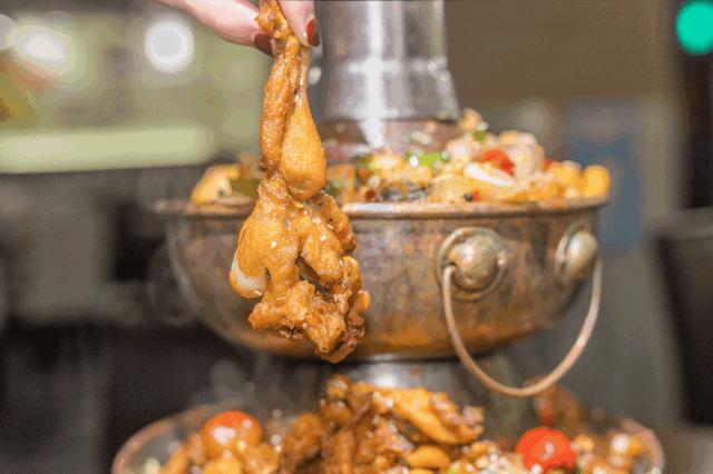 5.5折品“天下第一鲜”+黑金系奢牌酒店+落地窗海景房+159抢399元储值卡+人均50吃双层蛙锅