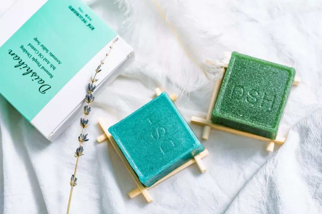 为什么能从鼻头上挤出白色的东西,鼻子挤出来的白丝是什么