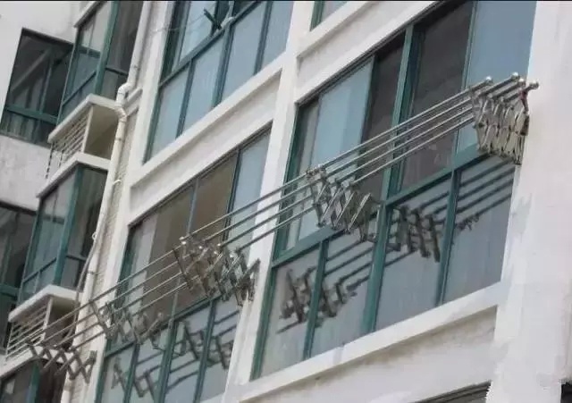 阳台晒衣服顺序,阳台上晒衣服的顺序有什么讲究吗