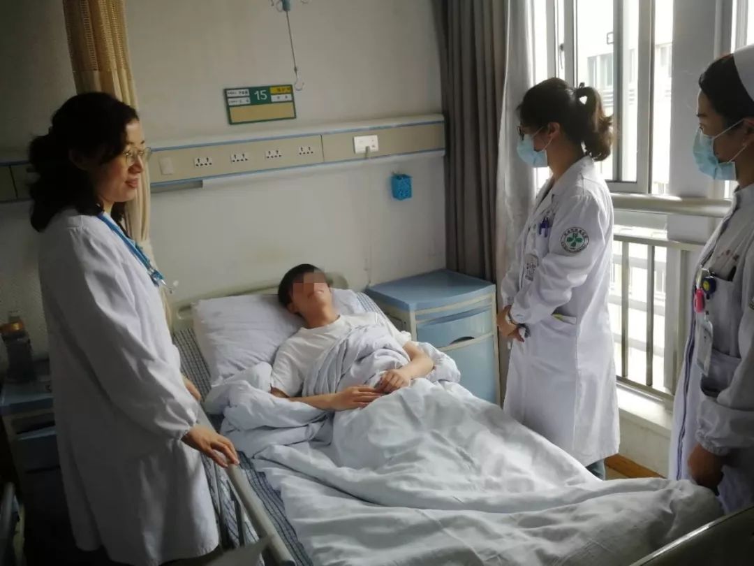 杭州小伙追求肌肉盲目加量运动，谁知走路疼痛难忍还发了烧！医生提醒：运动要适度