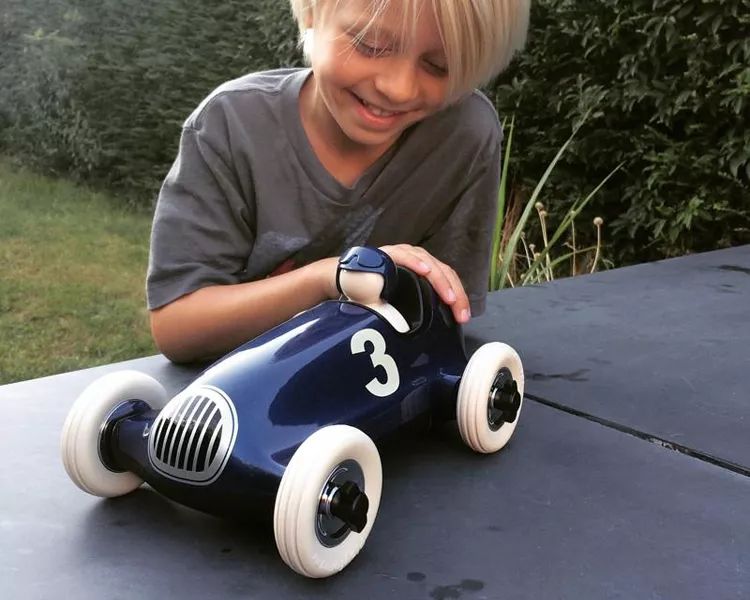 儿童节礼物送手机,儿童节送孩子什么礼物