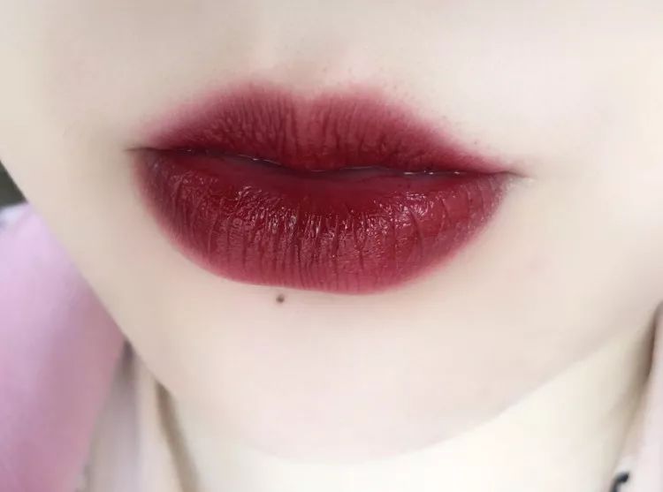 涂口红的女人是不是靠不住,涂口红女生太妖艳了