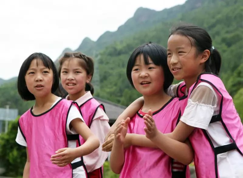 篮球场上踢足球，数学老师当教练，青川这支球队却获得了亚军！