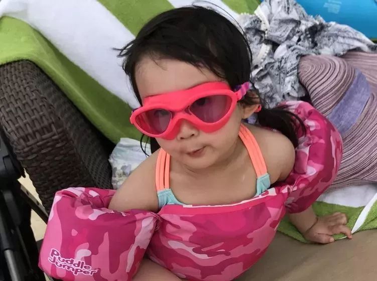 宝宝海边玩沙玩水,带娃最轻松方式莫过于挖沙