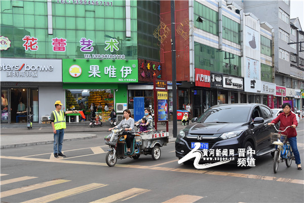 文明劝导活动驾校,驾校学员参加文明交通劝导