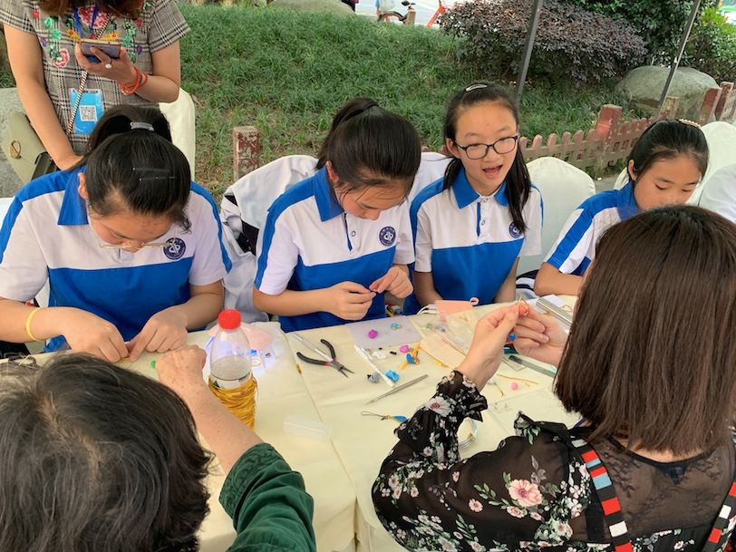 把课堂搬进剧场趣味演绎知识,把课堂搬进山野林间