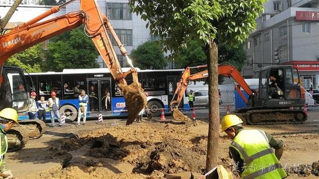 自来水爆裂抢修的应急处理方案,马路水管爆裂维修电话