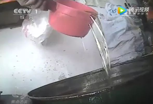 小心!超市里这些牌子的油都是假货,吃了会伤肝,教你如何分辨“真假油”